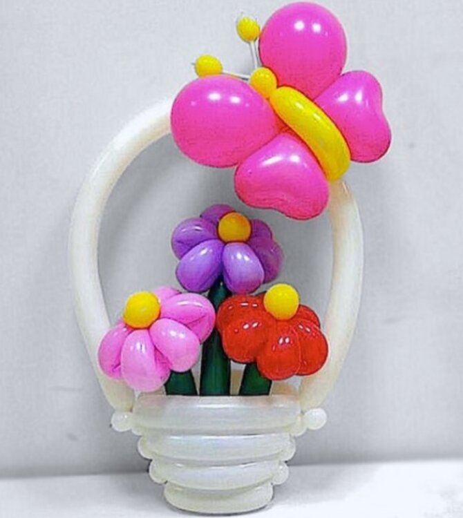 Букет цветов № 1130-0014 из воздушных шаров в корзине с ручкой с бабочкой купить в Чебоксарах