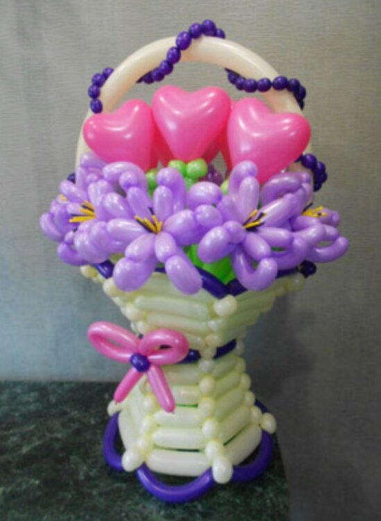Букет цветов № 1130-0016 из воздушных шаров Шикарные хризантемы с сердечками в корзине купить в Чебоксарах